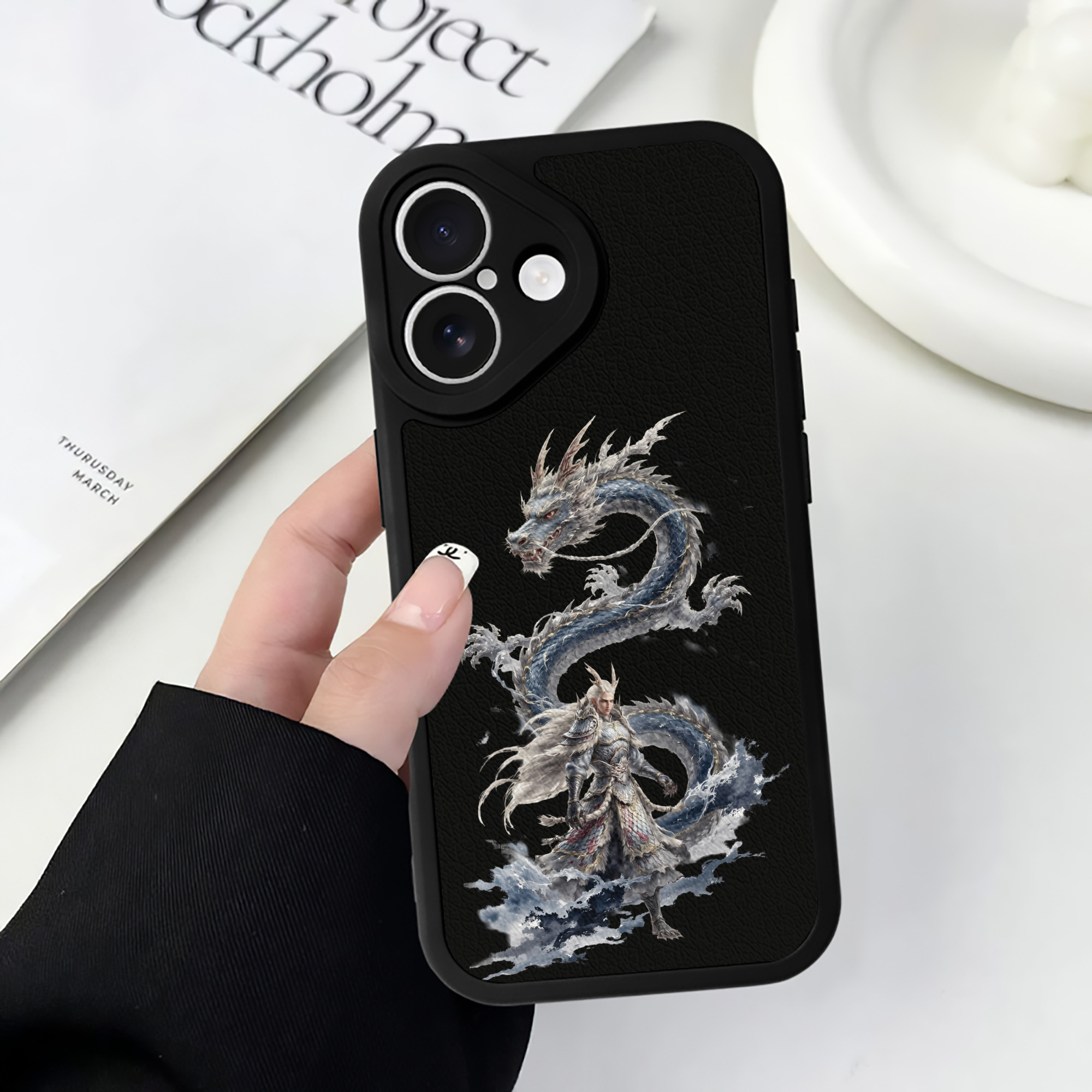 （画像用） Ne Zha 2 ナタ 魔童の大暴れ 【iPhone 16シリーズ対応】シリコンスマホケース（レザー調） 材質：シリコン